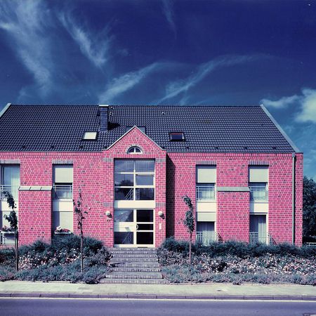 Haus mit neu eingebauten Fenstern