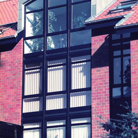 Haus mit neu eingebauten Fenstern