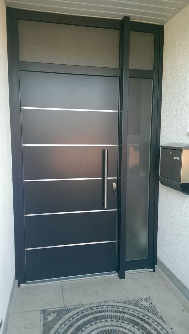 Eine neu eingebaute Haustür