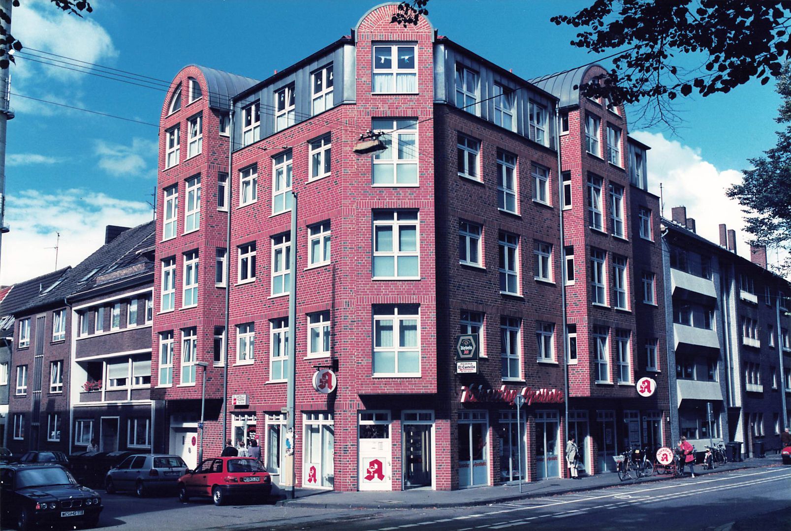 Ein Bild einer Apotheke mit neu verbauten Fenstern